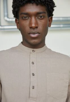 Pier One Camisa - Taupe 9 Pier One Camisa - Taupe -Elegancia Tienda De Ventas 02bf2dafeb9f48aca132a39f3c9562ef