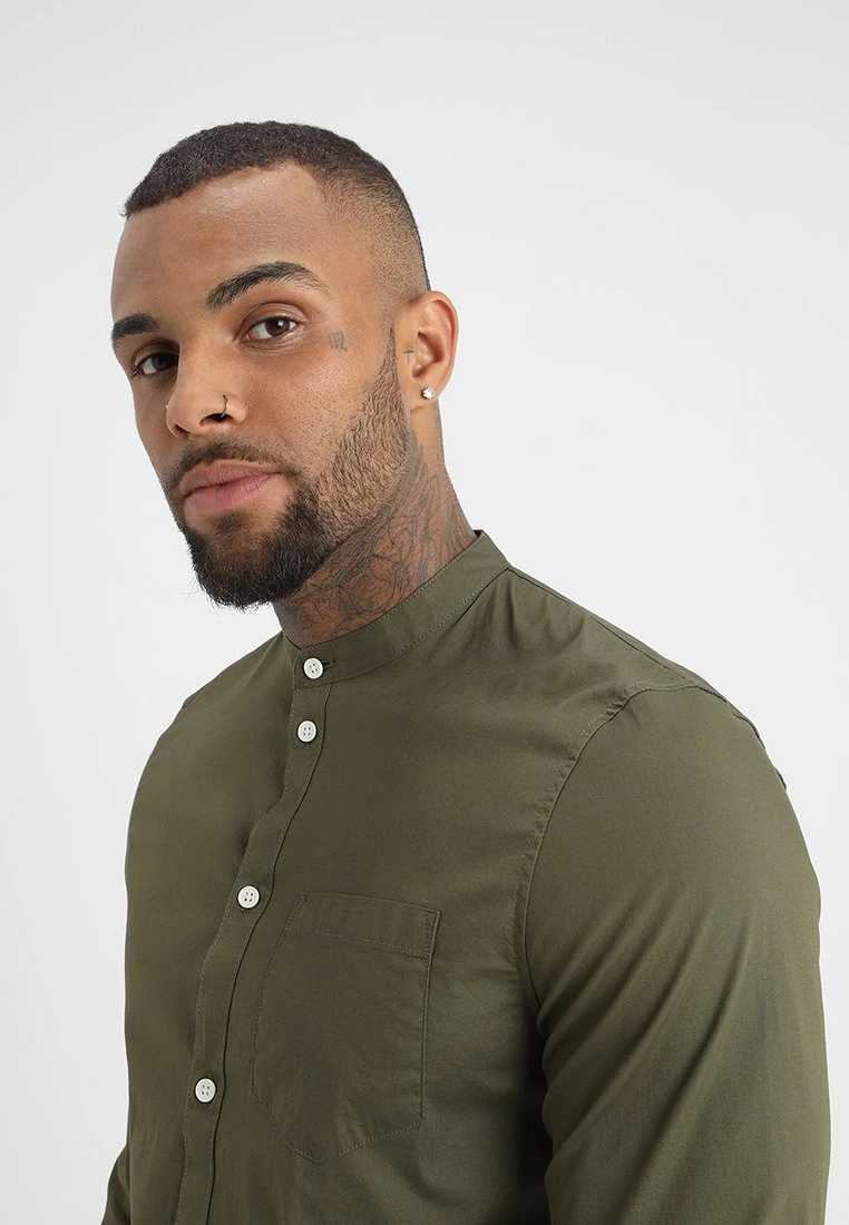 Pier One Muscle Fit Stand- Camisa - Oliv 5 Pier One Muscle Fit Stand- Camisa - Oliv - Imagen 5