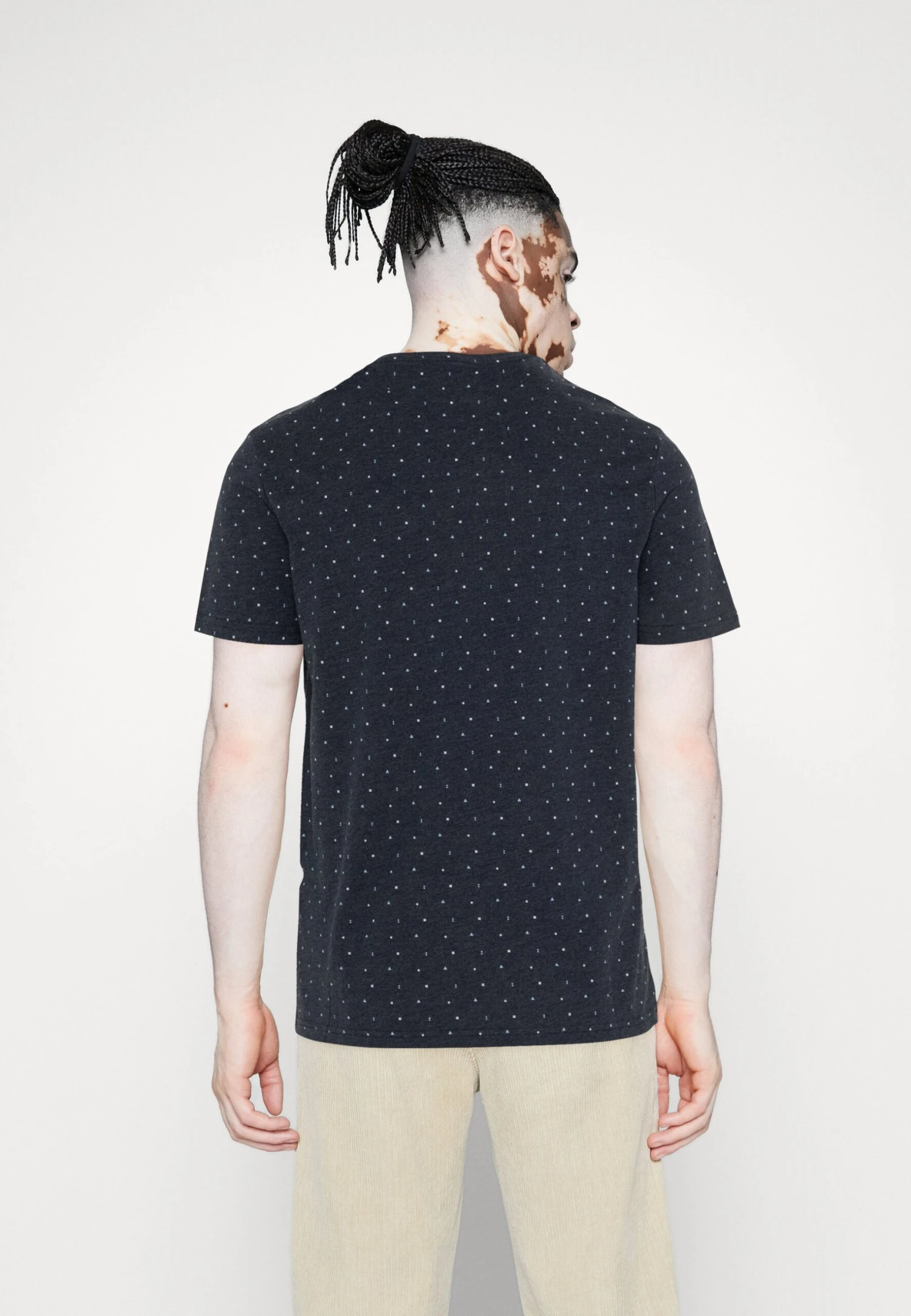 Pier One 5 Pack - Camiseta Básica - Dark Blue/White/Red 3 Pier One 5 Pack - Camiseta Básica - Dark Blue/White/Red - Imagen 3