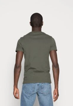 Pier One 3 Pack - Camiseta Básica - Black/Grey/Green 9 Pier One 3 Pack - Camiseta Básica - Black/Grey/Green -Elegancia Tienda De Ventas 302b28ae9cfb4ba48ebdbc5d108d4998