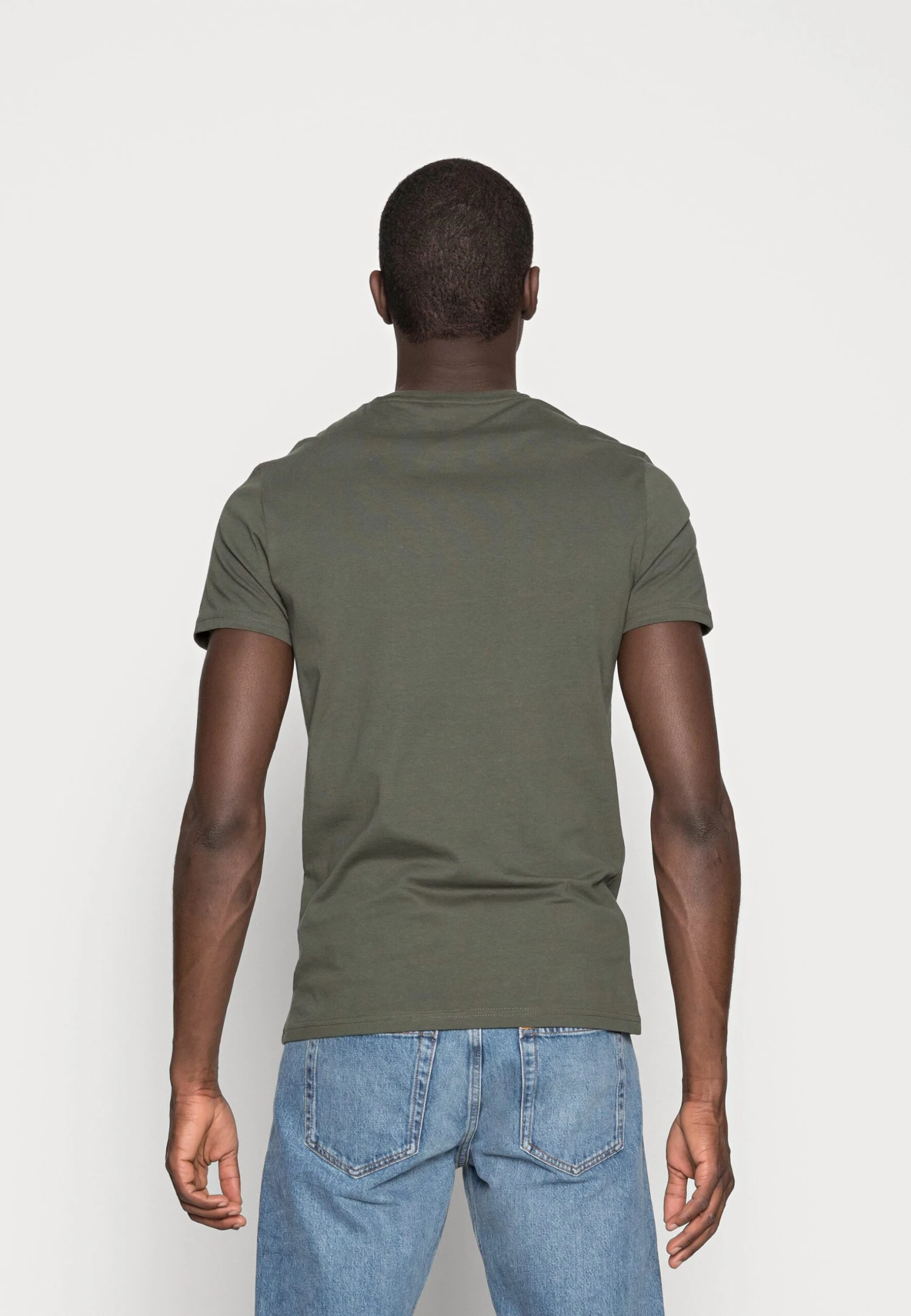 Pier One 3 Pack - Camiseta Básica - Black/Grey/Green 3 Pier One 3 Pack - Camiseta Básica - Black/Grey/Green - Imagen 3