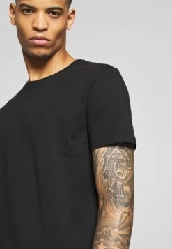 Pier One 3 Pack - Camiseta Básica -Black/ White 9 Pier One 3 Pack - Camiseta Básica -Black/ White -Elegancia Tienda De Ventas 3c7fec9282cf41fe87a7e68583b84b09