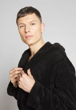 Pier One Albornoz - Black 9 Pier One Albornoz - Black -Elegancia Tienda De Ventas 46ddd89e67e647d9a552c22e74d82b35