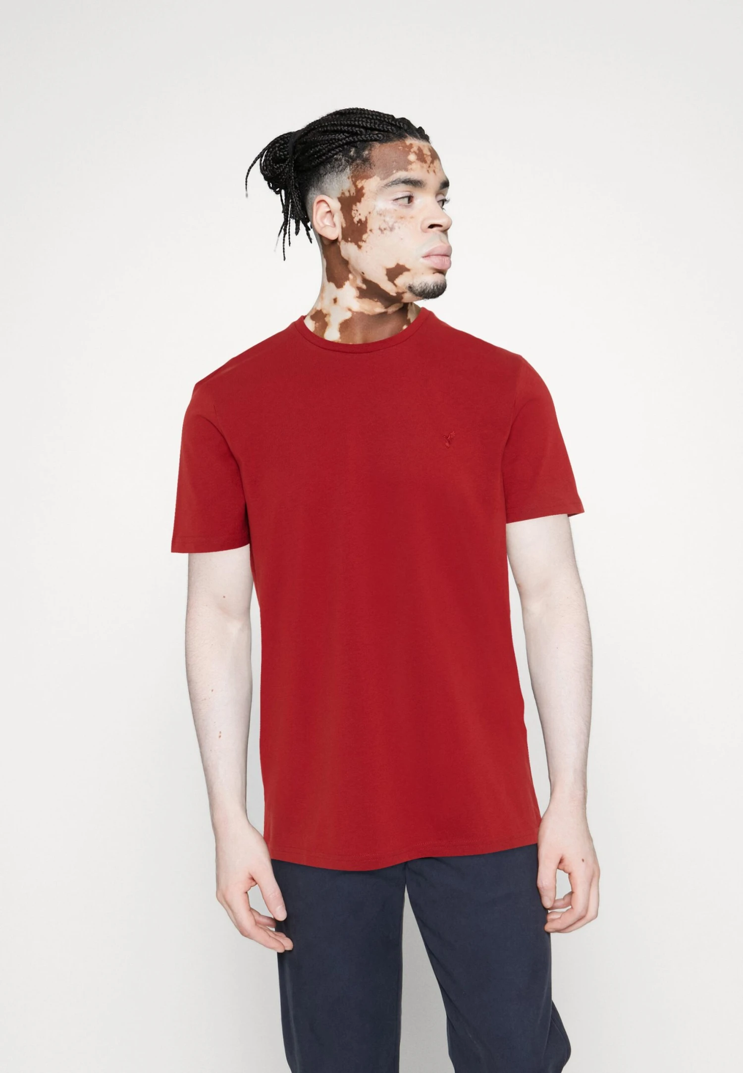 Pier One 5 Pack - Camiseta Básica - Dark Blue/White/Red 5 Pier One 5 Pack - Camiseta Básica - Dark Blue/White/Red - Imagen 5