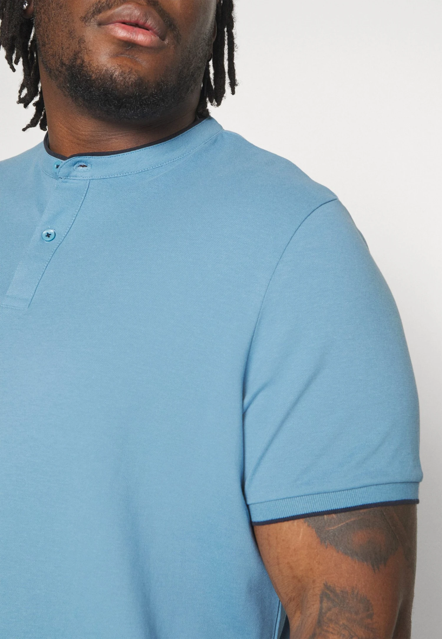 Pier One Camiseta Básica - Light Blue 6 Pier One Camiseta Básica - Light Blue - Imagen 6