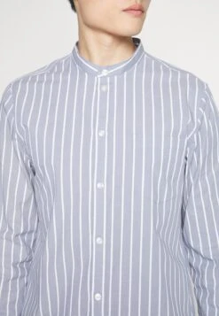 Pier One Muscle Fit Stand- Camisa - Blue -Elegancia Tienda De Ventas aef632d443f84662a23ef0d9f4646ec0