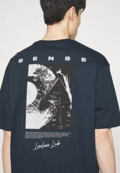 Pier One Sense Tee- Camiseta Estampada - Dark Blue -Elegancia Tienda De Ventas e690df0b9a214c2fa436c69165ff17cd