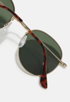 Pier One Unisex - Gafas De Sol - Gold-Coloured/Green -Elegancia Tienda De Ventas e92d3af19b37403e9750478796cb172c