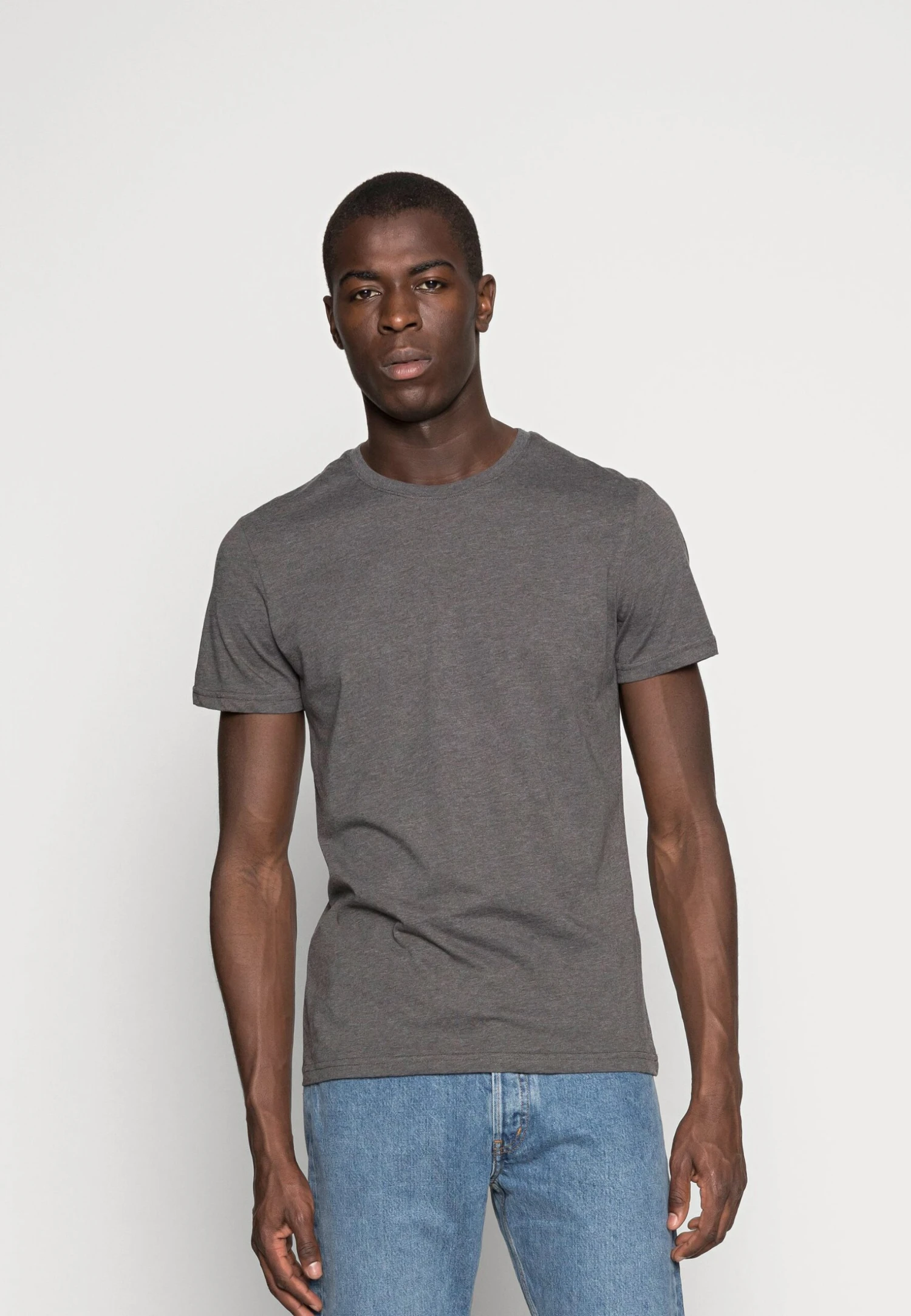 Pier One 3 Pack - Camiseta Básica - Black/Grey/Green 5 Pier One 3 Pack - Camiseta Básica - Black/Grey/Green - Imagen 5